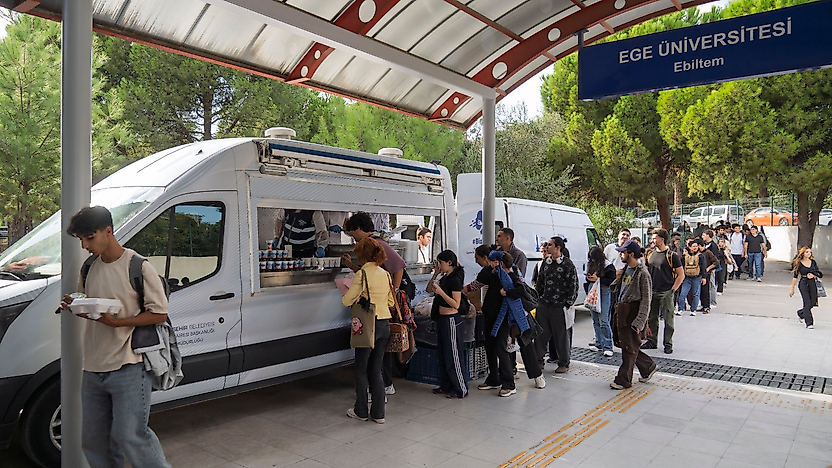 Üniversitelilere sıcak yemek desteği: İzmir'de altı noktada dağıtılıyor