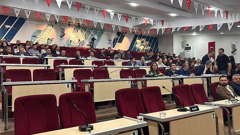 Çiğli meclisinde Başkan Yıldız'a protesto: Çoğunluk sağlanamadı, meclis ertelendi!