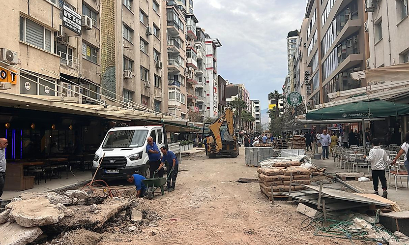 Alsancak'ta kazılar esnafı vurdu: Kazanç yok, gider çok!