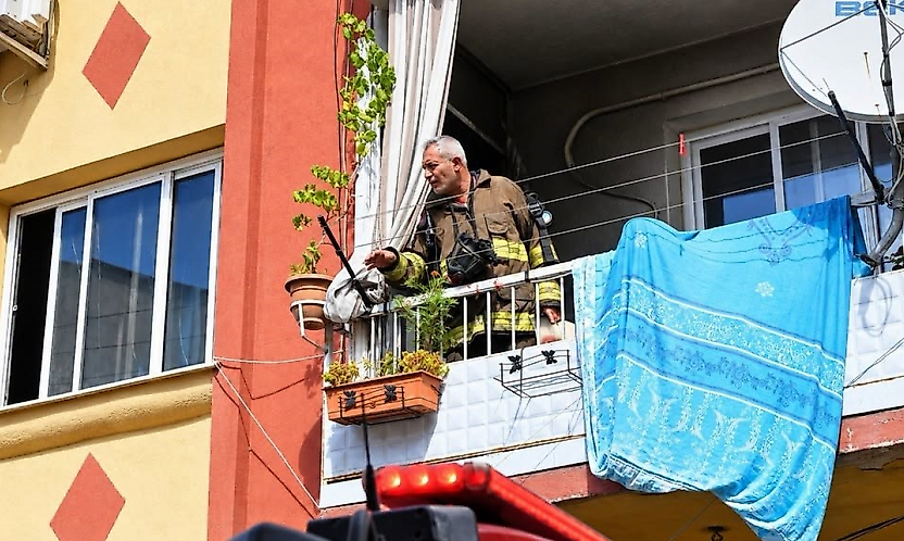 Bayraklı'da ev yangını: 1'i çocuk 2 kişi dumandan etkilendi