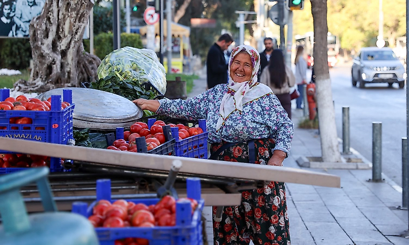 Buca'da 64 yaşındaki Mesude teyze torunları için üretiyor