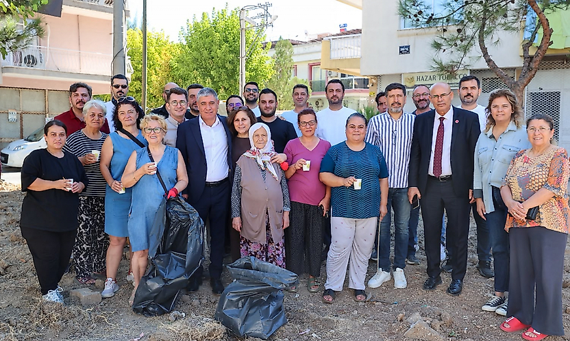 Buca'da Dünya Temizlik Günü mesaisi: Fırat Mahallesi pırıl pırıl oldu