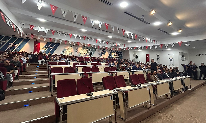 Buca Meclisi'nde kent lokantası konuşulurken AK Partili üye salonu terk etti!