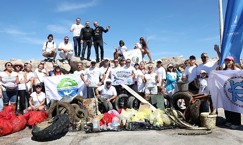 Çeşme kıyılarından 1,5 ton atık çıkarıldı