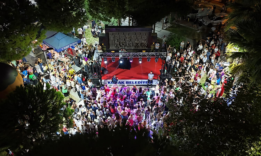 Güzelyalı'da nostalji rüzgarı esti: 80'ler 90'lar Şenliği unutulmaz anlara sahne oldu