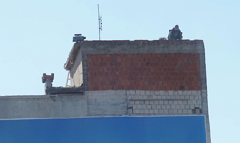 İzmir'de 10 katlı binanın çatısında tehlikeli çalışma
