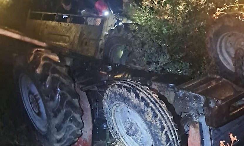 İzmir'de acı kaza: Devrilen traktörün altında kalan sürücü hayatını kaybetti