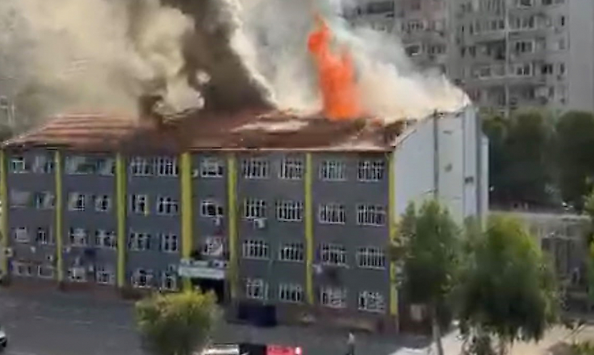 İzmir'de okul çatısında korkutan yangın: Ekiplerin müdahalesi sürüyor