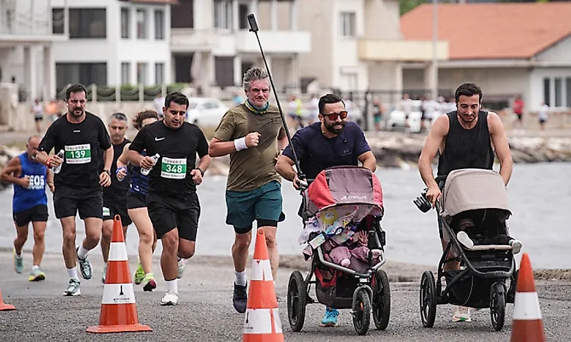İzmir'de renkli görüntü: Baba-kız birlikte maraton koşuyor