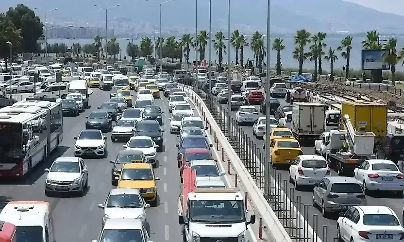 İzmir'de sabah trafiği yoğunlaştı: Bu güzergâhlara dikkat