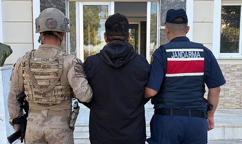 İzmir jandarması, firarileri arazide yakaladı