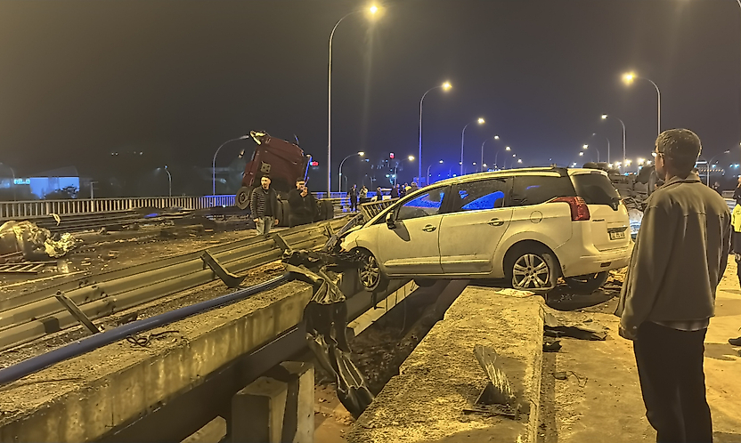 İzmir yolunda zincirleme kaza: 1 ölü, 7 yaralı