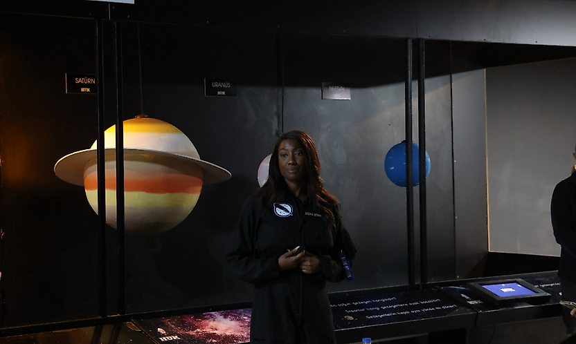 Karman hattını geçen astronot Aisha Bowe, Çiğli'de öğrencilerle buluştu