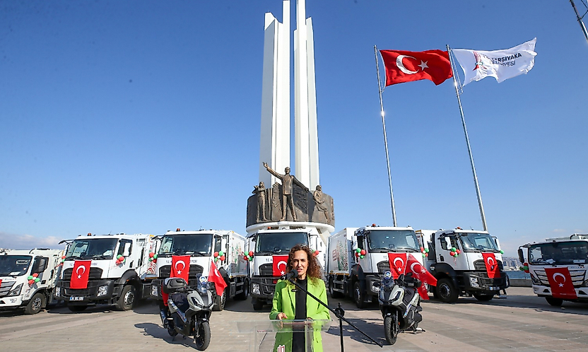 Karşıyaka Belediyesi filosuna 17 yeni çöp kamyonu kattı