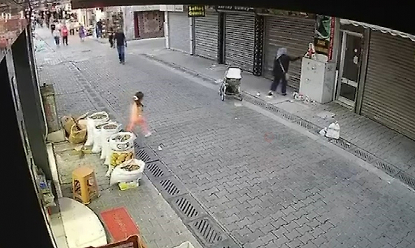 Karşıyaka'da gümüş dolu poşeti alıp gitti: O anlar kamerada