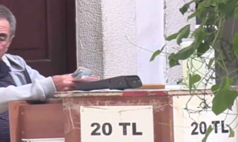 Kemeraltı'nda şaşırtan uygulama: Umumu tuvalet girişine POS cihazı koydular