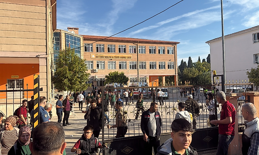 Manisa Turgutlu'da lise önünde silahlı saldırı: Yaralı öğrenciler var