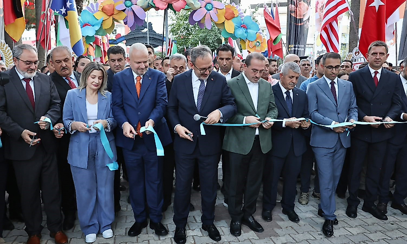 Menemen Çömlek Festivali'nde renkli açılış: İlk gün Ediz sahne aldı