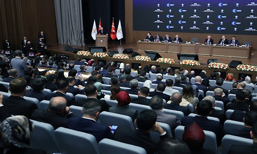 CHP'li Onur Emrah Yıldız AK Parti rozeti için salonda
