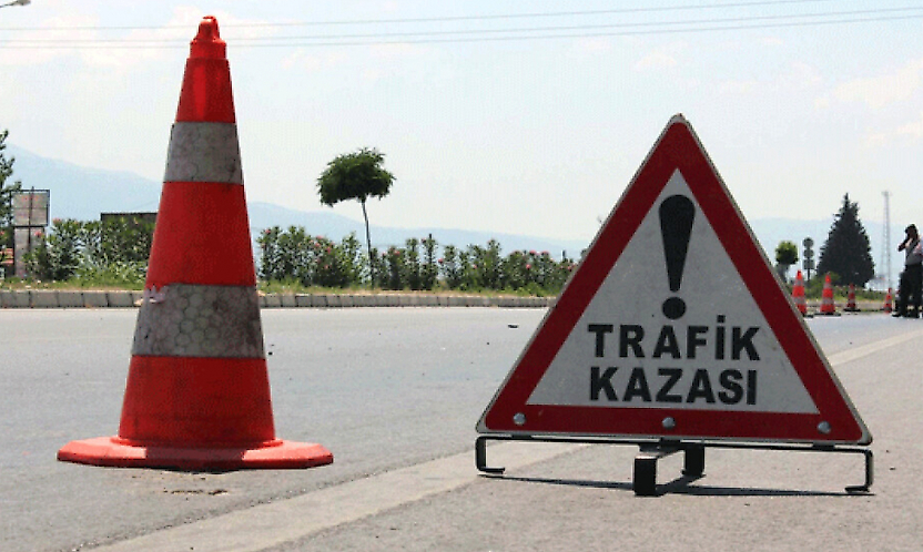 Tire-İzmir yolunda zincirleme kaza: Otomobil şarampole düştü