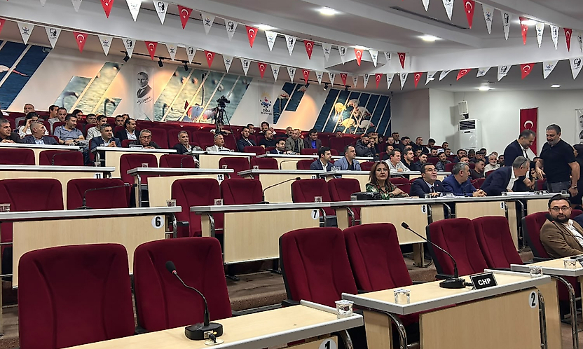 Çiğli meclisinde Başkan Yıldız'a protesto: Çoğunluk sağlanamadı, meclis ertelendi!