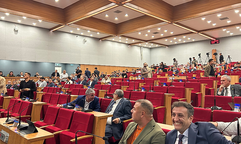 Yeni parti grubu meclisi terk etti: İzBB meclisi açılmadan kapandı!
