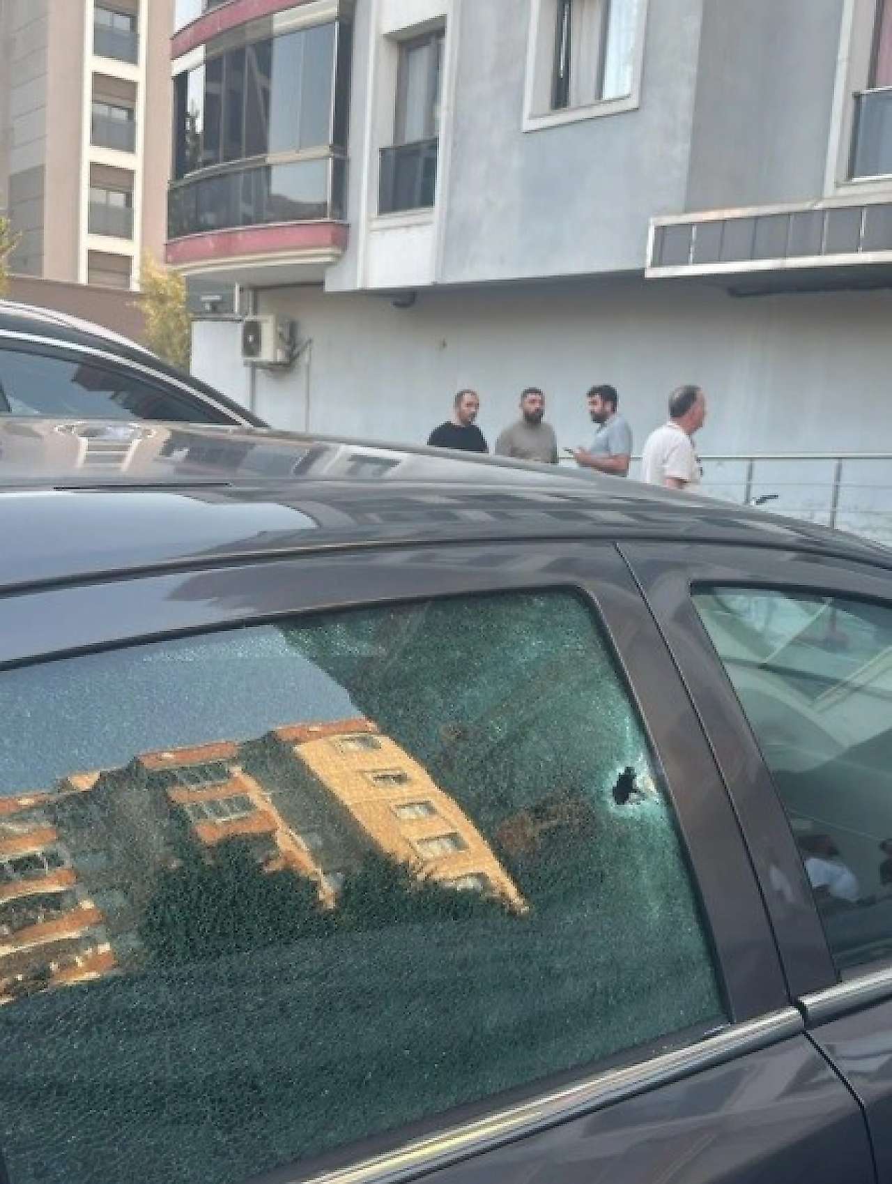 Buca'da korku dolu anlar: Pompalı tüfekle kapıya dayandı, araçlara ateş açtı