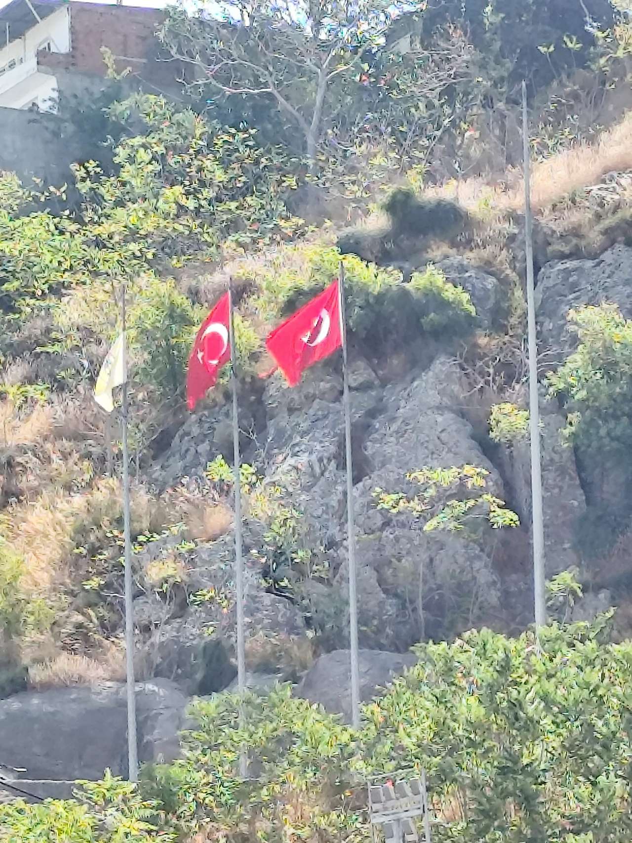 Buca Meclisi'nde Şehitler Parkı ve Atatürk maskı tartışması