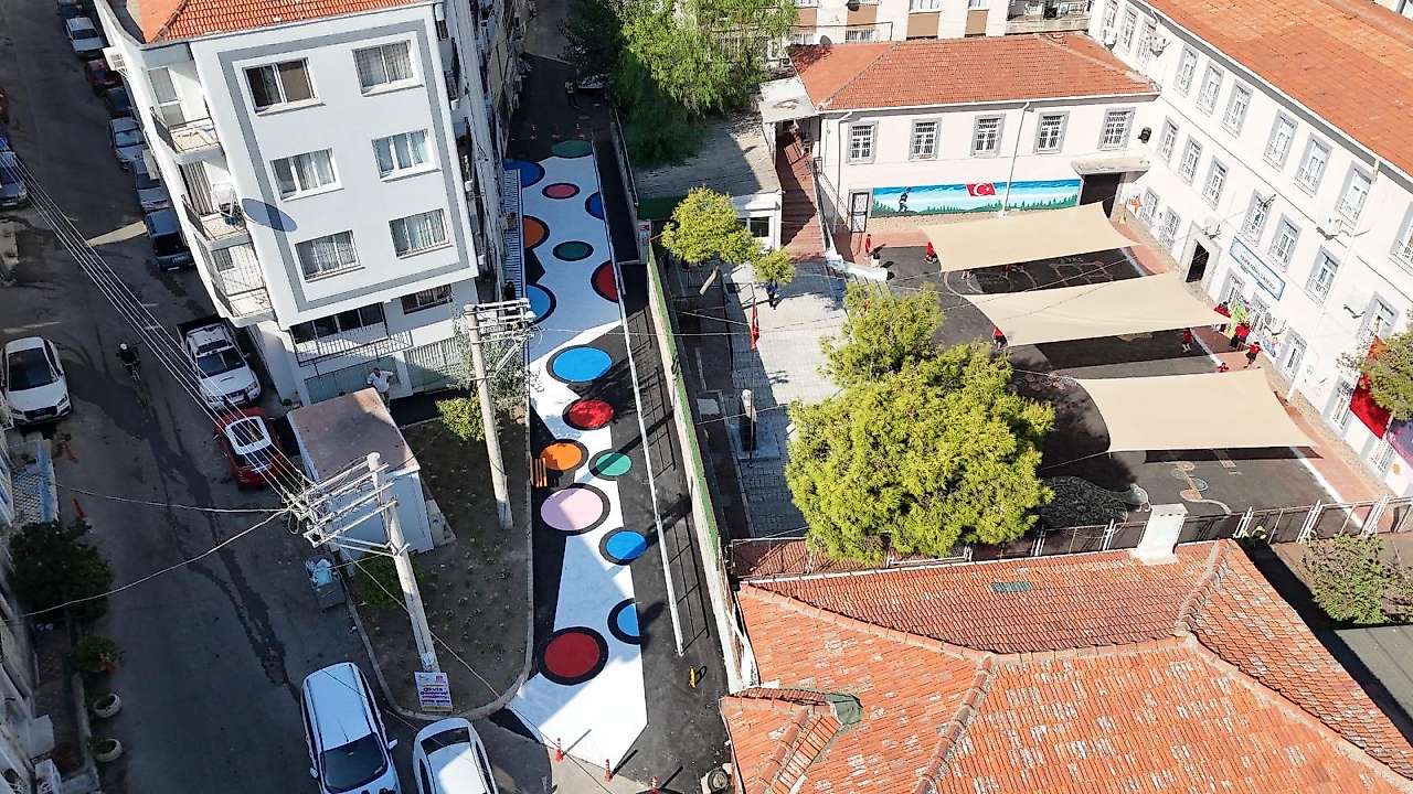 Konak'ta okul yolu trafiğe kapatıldı: Öğrenciler için renkli yol