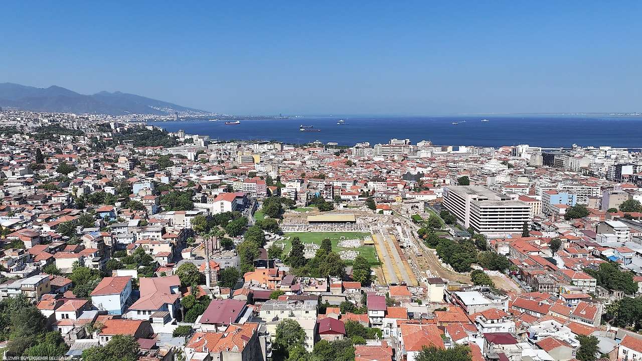 İzmir'in tüm bilgileri cep telefonuna taşındı: Eczaneden raylı sisteme tek tıkla ulaşılıyor