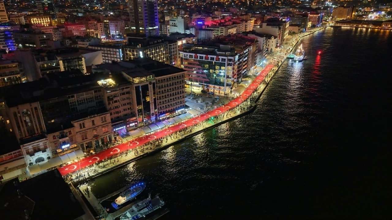 İzmir 9 Eylül'de tek yürek oldu: Binler Kordon'a akın etti
