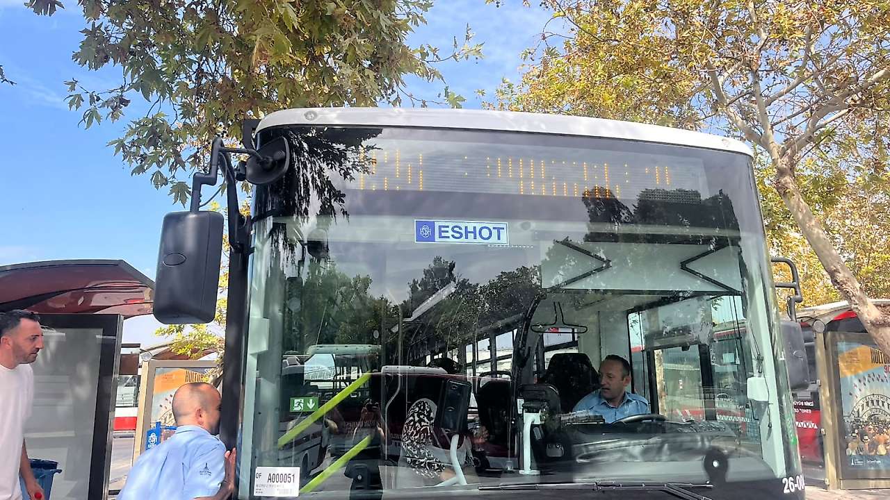Karabağlar'ın sorunlu 224 hattı yenilendi… Vatandaşlar 'oh' dedi
