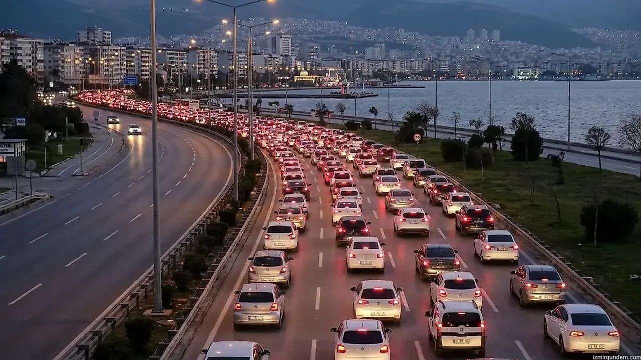 İzmirlinin trafik çilesi bitmiyor: Karayolları yol yapmıyor, Büyükşehir'in bütçesi yetmiyor!