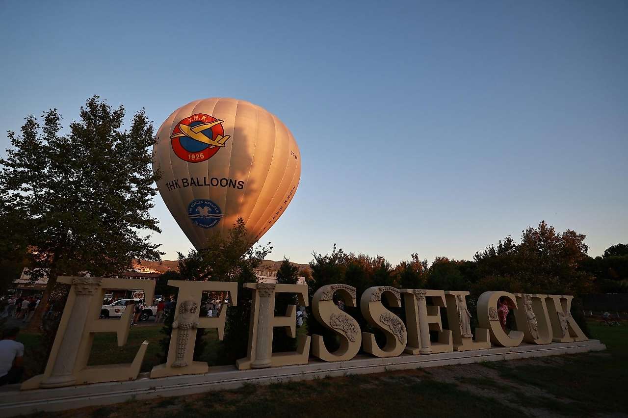 Selçuk'ta Dostluk Saati geri döndü, Kurtuluş Kafe açıldı