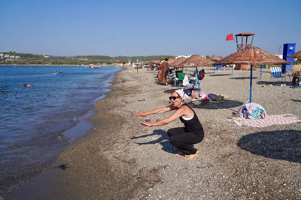 Mavi Bayraklı plajda pilates: Seferihisarlılar denizde buluştu