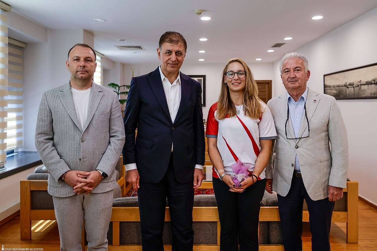 17 yaşındaki Dünya Yenihayat İzmir'e iki madalyayla döndü