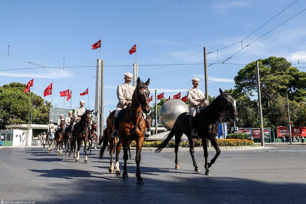 İzmir 9 Eylül'de tek yürek oldu: Binler Kordon'a akın etti