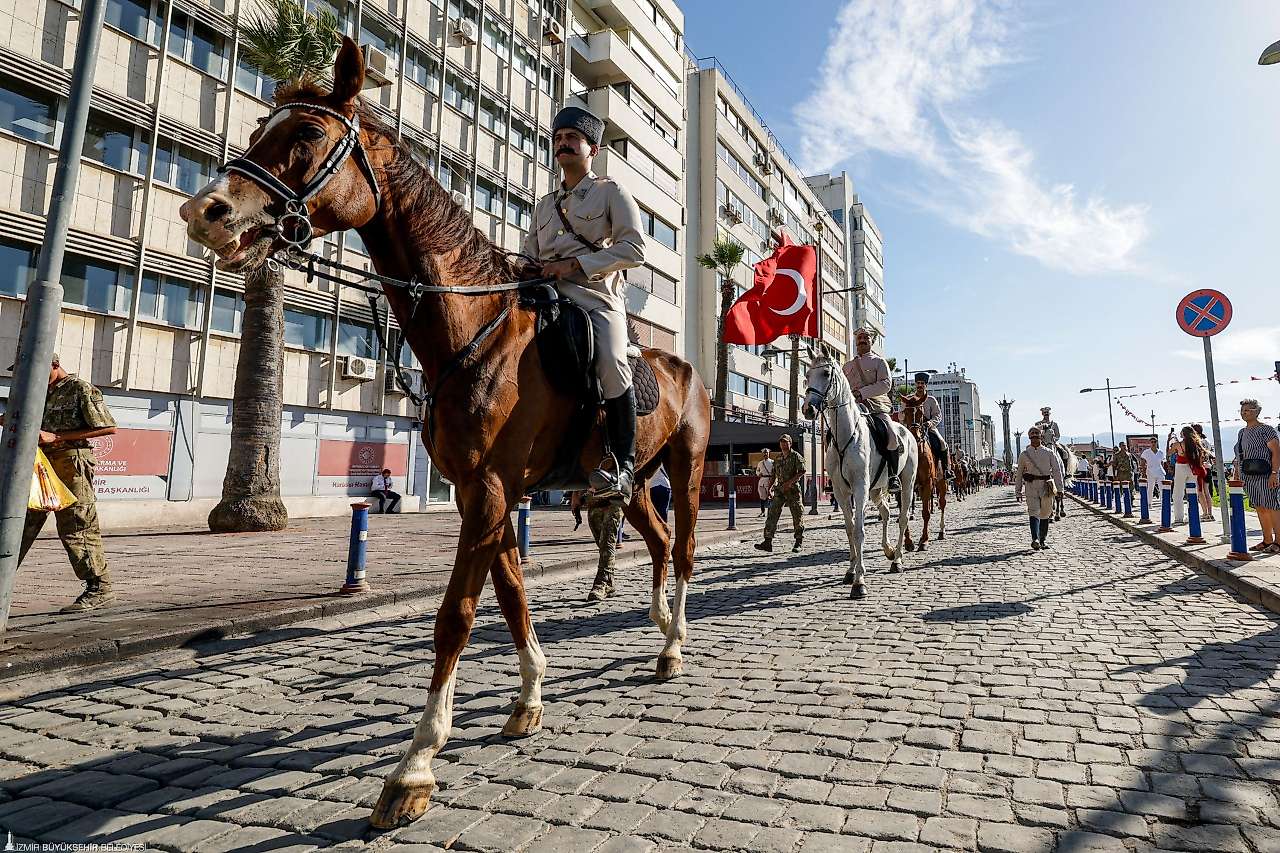 İzmir 9 Eylül'de tek yürek oldu: Binler Kordon'a akın etti