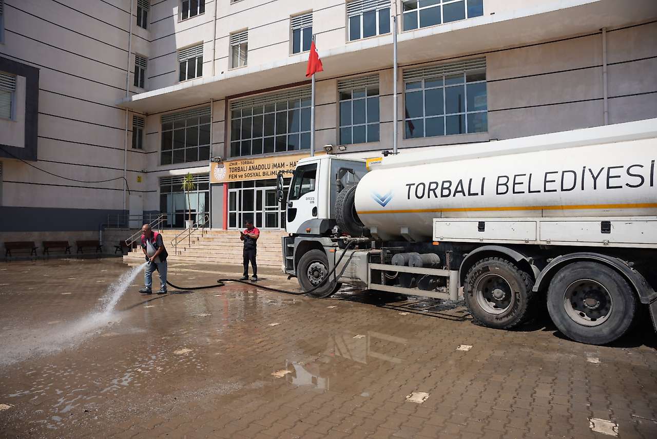 Torbalı'da hafta sonu mesaisi: Belediye ekipleri sahada