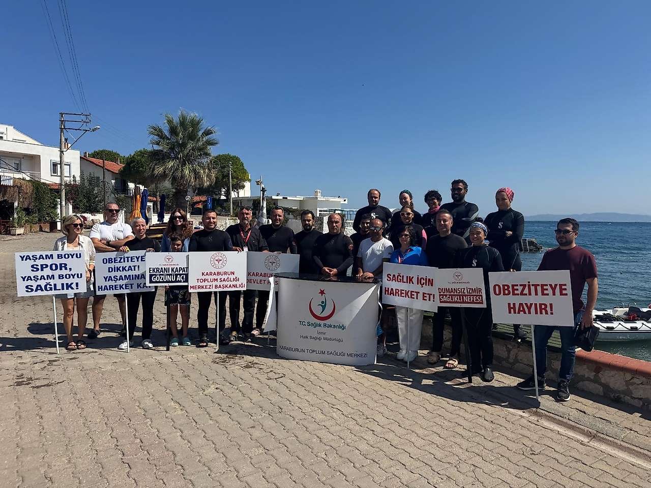 İzmir'de bağımlılığa karşı su altında mesaj: Sağlıkçılar dalış yaptı