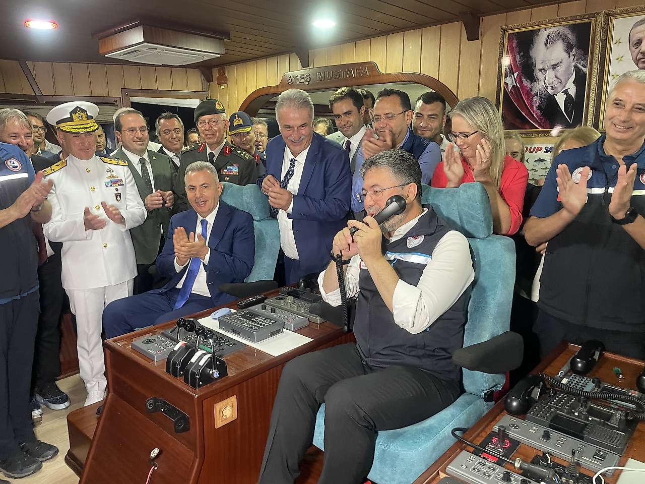 Egeli balıkçılar yeni sezona hamsi bereketiyle başladı