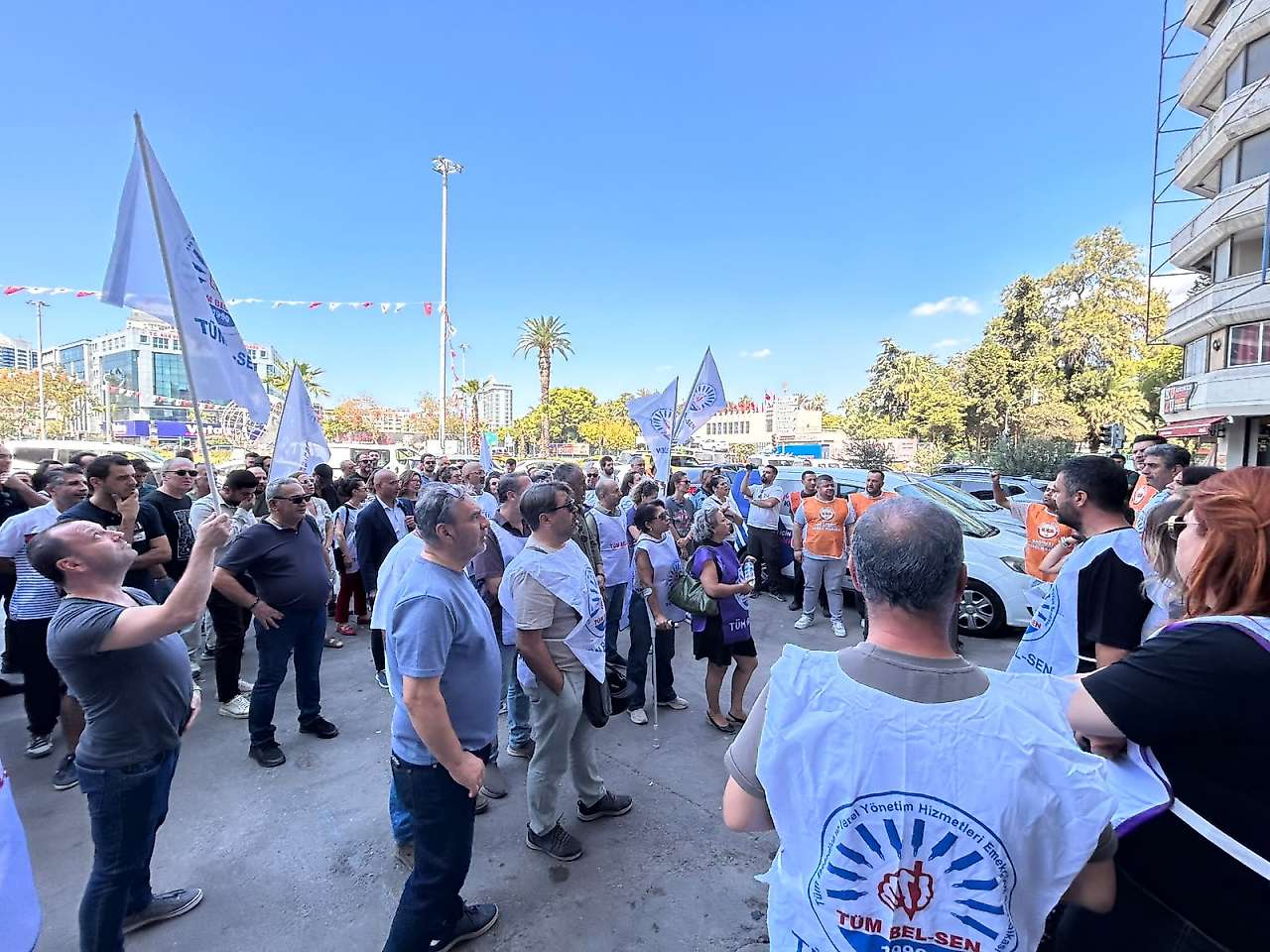 Konak'ta kamu emekçilerinden yönetime ödeme tepkisi: Mücadelenin fişeğini attık!