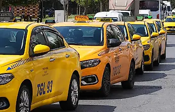 İzmirli taksici fenalaşan yolcusunu polis eşliğinde hastaneye yetiştirdi