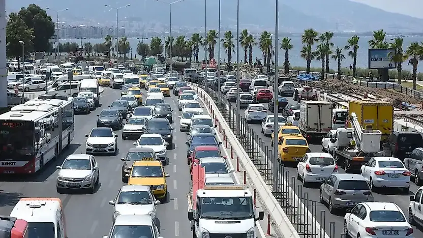 İzmir'de trafiğe kayıtlı araç sayısı 2,17 milyona çıktı