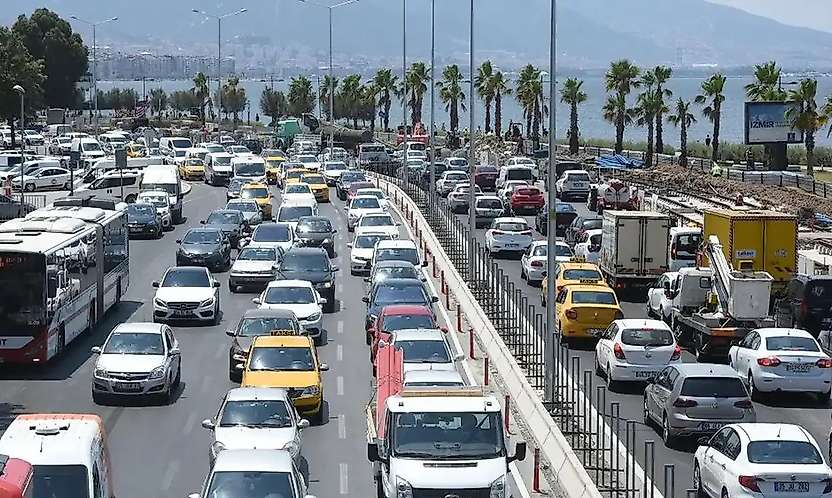 İzmirlinin trafik çilesi bitmiyor: Karayolları yol yapmıyor, Büyükşehir'in bütçesi yetmiyor!
