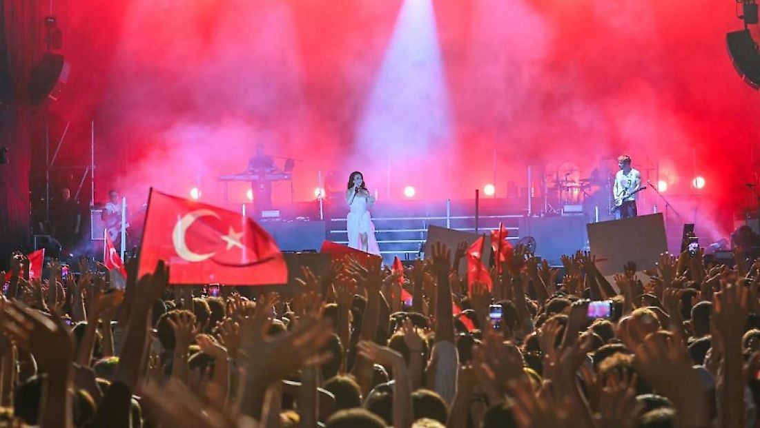 İEF’de unutulmaz gece: Model ve Çok Güzel Hareketler 2 buluşması