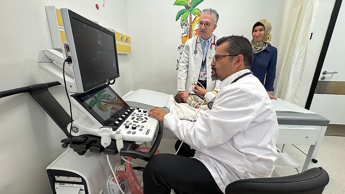 İzmir’de 1 kilo 900 gramlık bebeğe zorlu kalp operasyonu