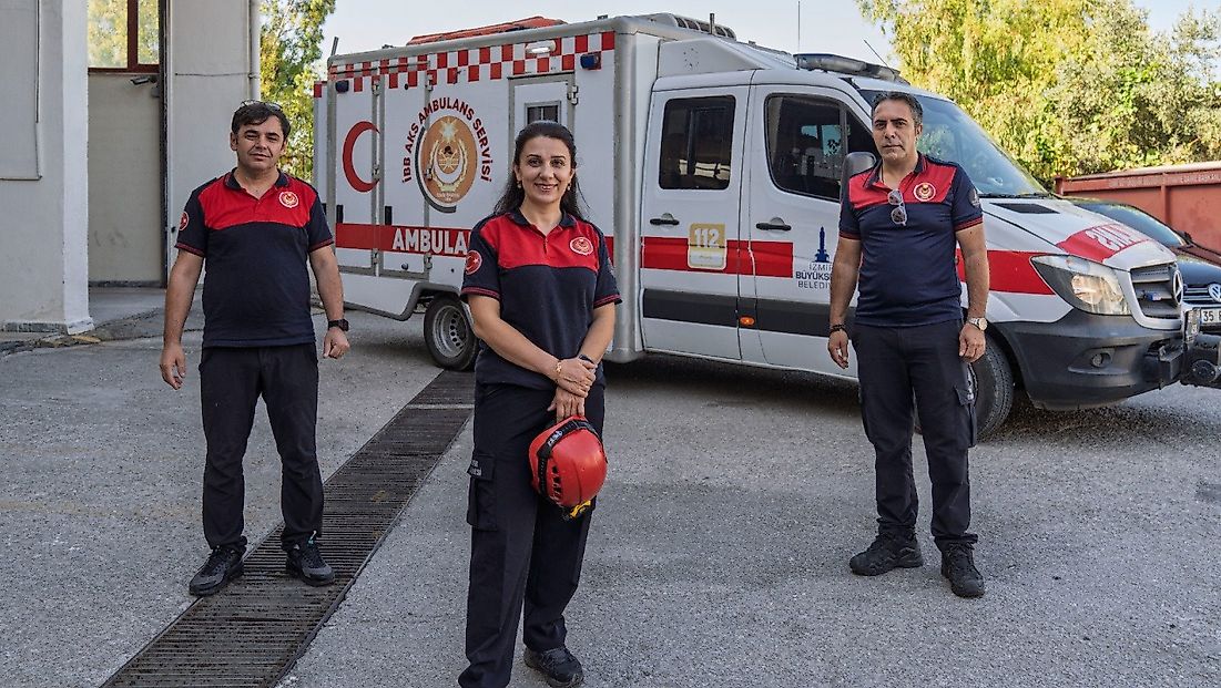 İzmir’de unutulmaz görev: Anneyle birlikte mutluluk gözyaşı döktüler