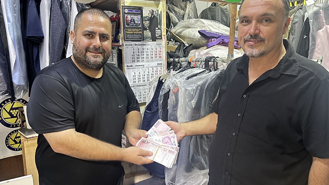 İzmir'de yürek ısıtan olay... Para sahibine, dürüst esnaf rahatına kavuştu