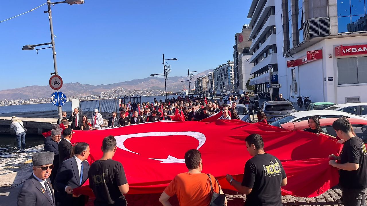 Kahramanlara vefa için İzmir'de yürüdüler
